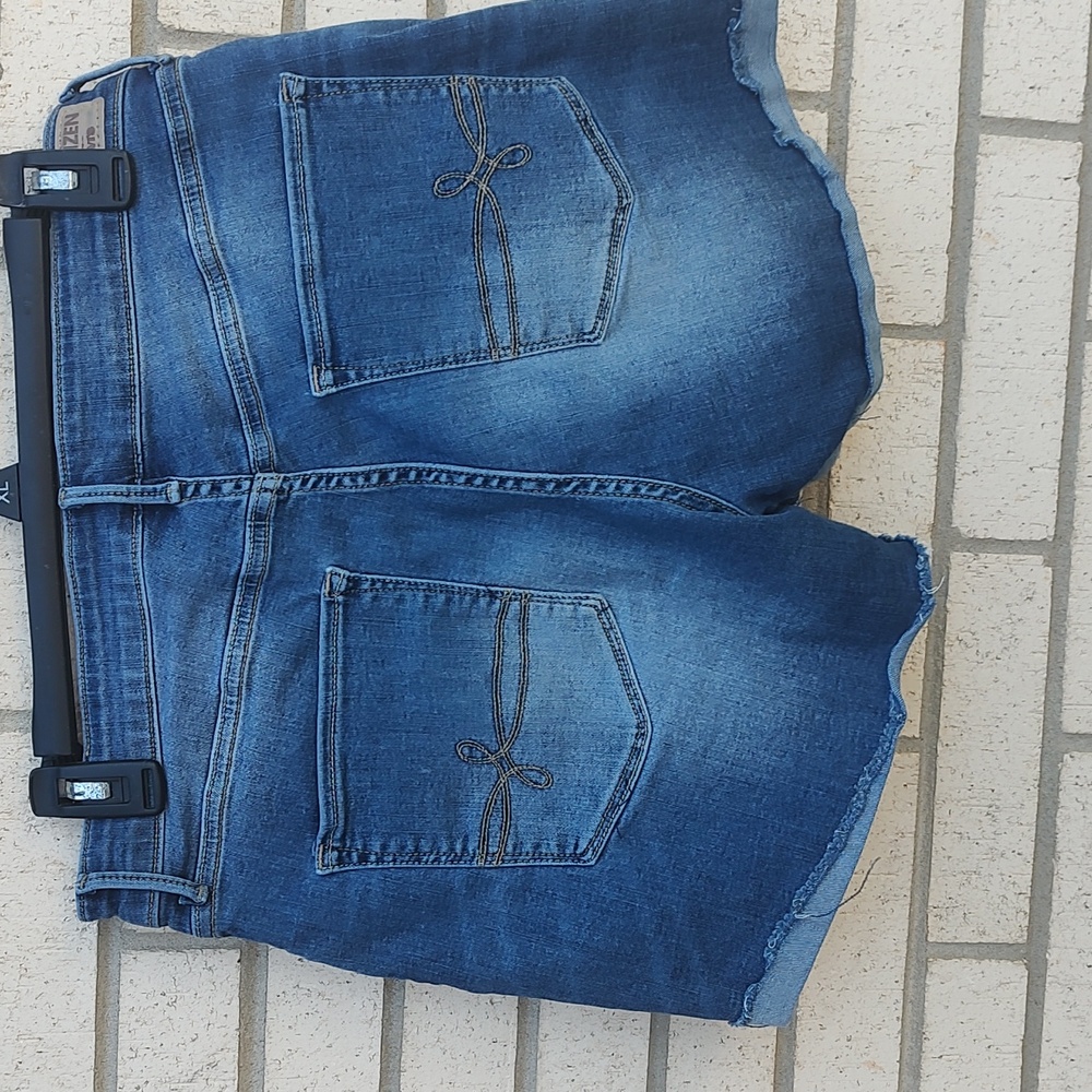 Levi's BlueJean shorts - Picture 6 of 10